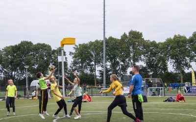 Scholen korfballen en voetballen op “Overbeek”.